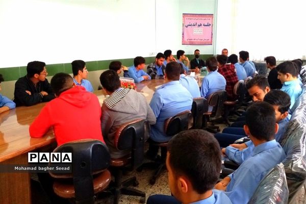 نشست مدیریت و معاونین دبیرستان نمونه آیت الله خامنه‌ای کاشمر با شورای دانش‌آموزی و نمایندگان آموزشی