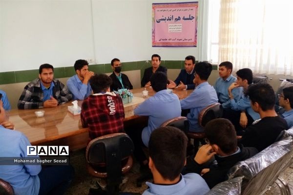 نشست مدیریت و معاونین دبیرستان نمونه آیت الله خامنه‌ای کاشمر با شورای دانش‌آموزی و نمایندگان آموزشی