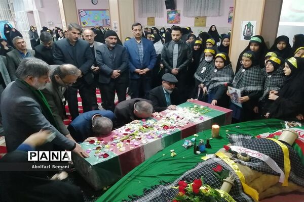 استقبال از پیکر مطهر شهید گمنام در مدرسه شاهد مریم قم