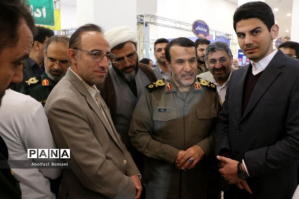 بازدیدرئیس بنیاد حفظ آثار و نشر ارزش‌های دفاع مقدس از تولیدات فناورانه دانش‌آموزان در قم