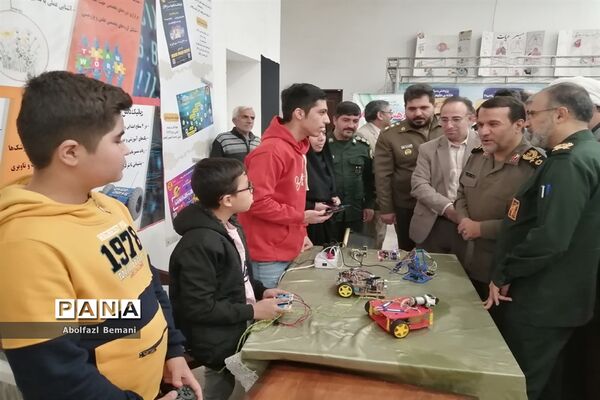 بازدیدرئیس بنیاد حفظ آثار و نشر ارزش‌های دفاع مقدس از تولیدات فناورانه دانش‌آموزان در قم
