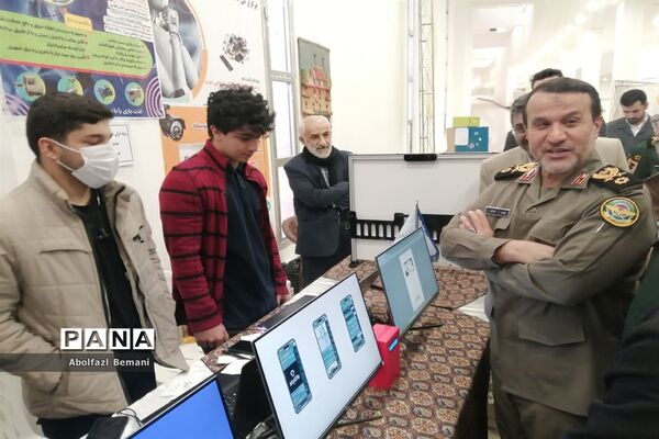 بازدیدرئیس بنیاد حفظ آثار و نشر ارزش‌های دفاع مقدس از تولیدات فناورانه دانش‌آموزان در قم
