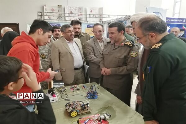 بازدیدرئیس بنیاد حفظ آثار و نشر ارزش‌های دفاع مقدس از تولیدات فناورانه دانش‌آموزان در قم
