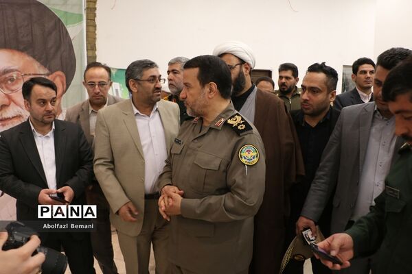 بازدیدرئیس بنیاد حفظ آثار و نشر ارزش‌های دفاع مقدس از تولیدات فناورانه دانش‌آموزان در قم