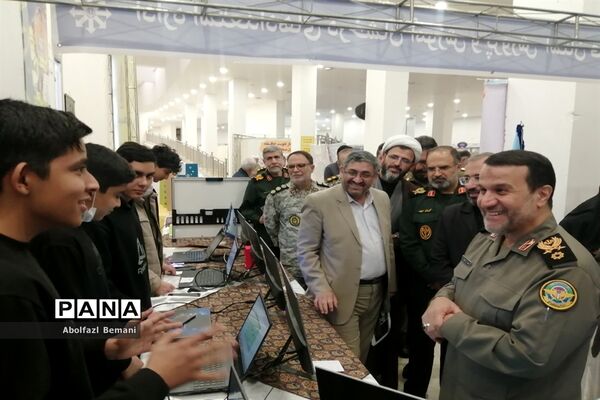 بازدیدرئیس بنیاد حفظ آثار و نشر ارزش‌های دفاع مقدس از تولیدات فناورانه دانش‌آموزان در قم