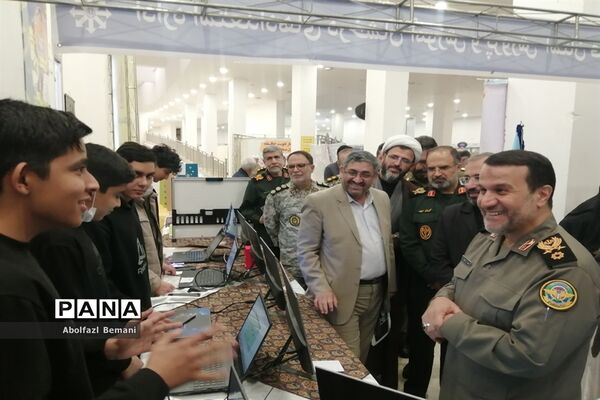بازدیدرئیس بنیاد حفظ آثار و نشر ارزش‌های دفاع مقدس از تولیدات فناورانه دانش‌آموزان در قم