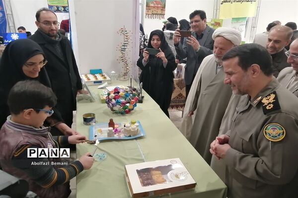 بازدیدرئیس بنیاد حفظ آثار و نشر ارزش‌های دفاع مقدس از تولیدات فناورانه دانش‌آموزان در قم