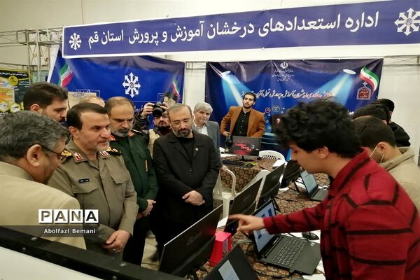 بازدیدرئیس بنیاد حفظ آثار و نشر ارزش‌های دفاع مقدس از تولیدات فناورانه دانش‌آموزان در قم