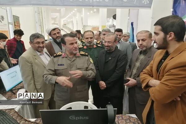 بازدیدرئیس بنیاد حفظ آثار و نشر ارزش‌های دفاع مقدس از تولیدات فناورانه دانش‌آموزان در قم