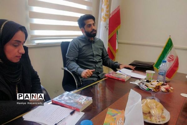 نقدو بررسی کتاب کاخ در فرهنگسرای ایثار اندیشه