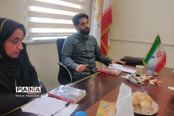 نقدو بررسی کتاب کاخ در فرهنگسرای ایثار اندیشه
