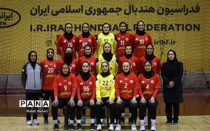 صف‌آرایی بانوان هندبالیست ایران مقابل قزاقستان