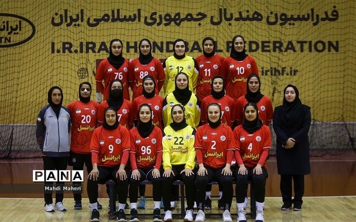 صف‌آرایی بانوان هندبالیست ایران مقابل قزاقستان