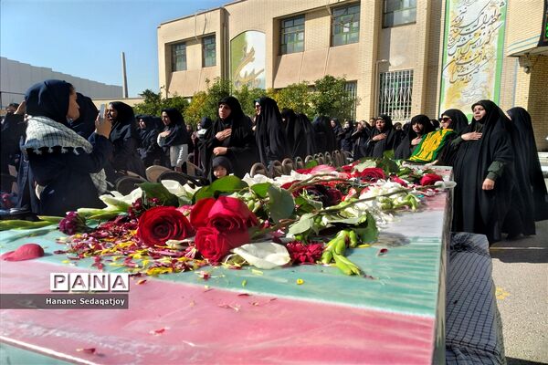 دبیرستان دخترانه فرزانگان 3 ناحیه 3 شیراز میزبان شهید گمنام شد