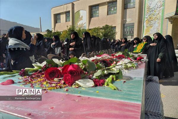 دبیرستان دخترانه فرزانگان 3 ناحیه 3 شیراز میزبان شهید گمنام شد