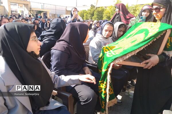 دبیرستان دخترانه فرزانگان 3 ناحیه 3 شیراز میزبان شهید گمنام شد