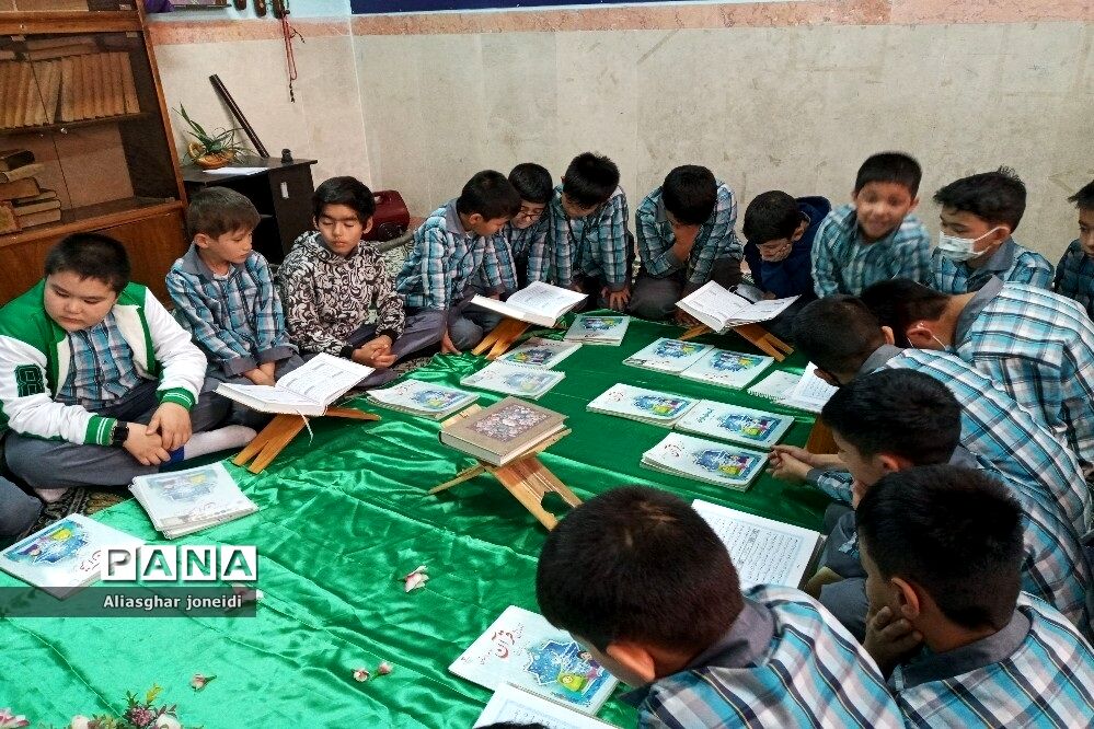 محفل انس با قرآن درآموزشگاه شیخ جنید شهرستان پیشوا
