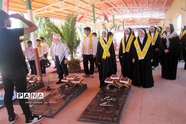 اجرای سرود 313 نفری دانش‌آموزان شهرستان سروستان به‌مناسبت هفته قرآن