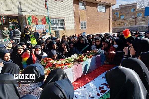 دانش آموزان مدارس اقلید میزبان آلاله گمنام هشت سال دفاع مقدس