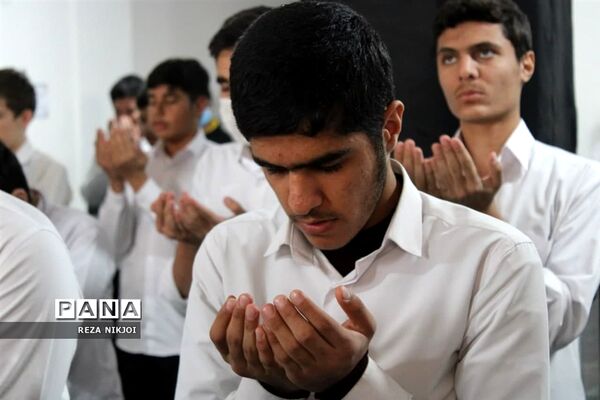 نمازی با دانش‌آموزان آموزشگاه امام علی (ع) ناحیه یک بهارستان