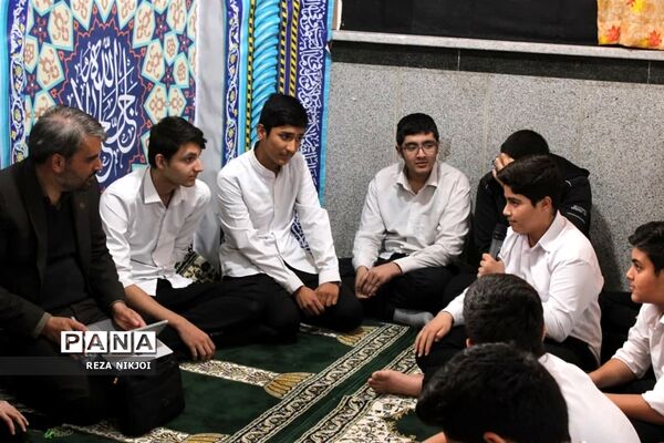 نمازی با دانش‌آموزان آموزشگاه امام علی (ع) ناحیه یک بهارستان