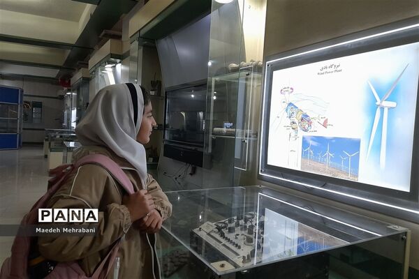 بازدید دانش‌آموزان مدرسه ظریف‌کارفرد از موزه تاریخ طبیعی