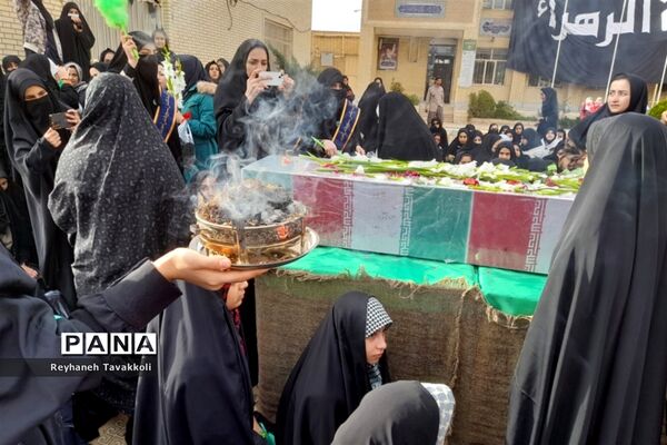 حماسه بی‌بدیل دانش‌آموزان شهرستان آباده در تشییع پیکر مطهر شهید گمنام