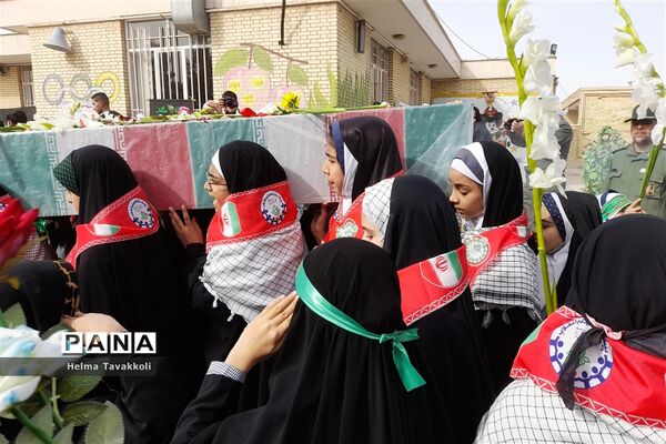 حماسه بی‌بدیل دانش‌آموزان شهرستان آباده در تشییع پیکر مطهر شهید گمنام