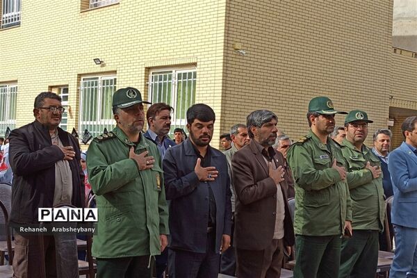 حماسه بی‌بدیل دانش‌آموزان شهرستان آباده در تشییع پیکر مطهر شهید گمنام