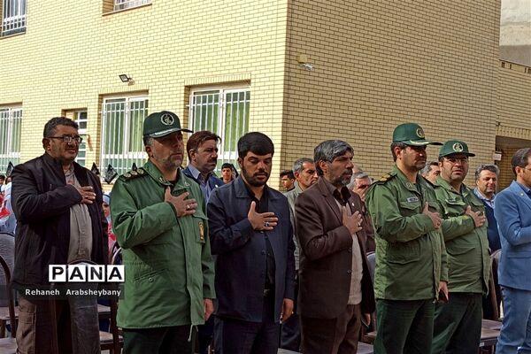 حماسه بی‌بدیل دانش‌آموزان شهرستان آباده در تشییع پیکر مطهر شهید گمنام