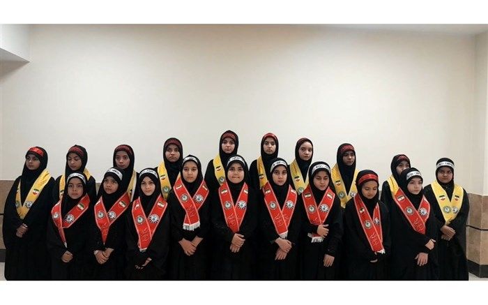 اجرای سرود چادر خاکی توسط دانش آموزان اصفهانی به‌مناسبت شهادت حضرت زهرا(س)