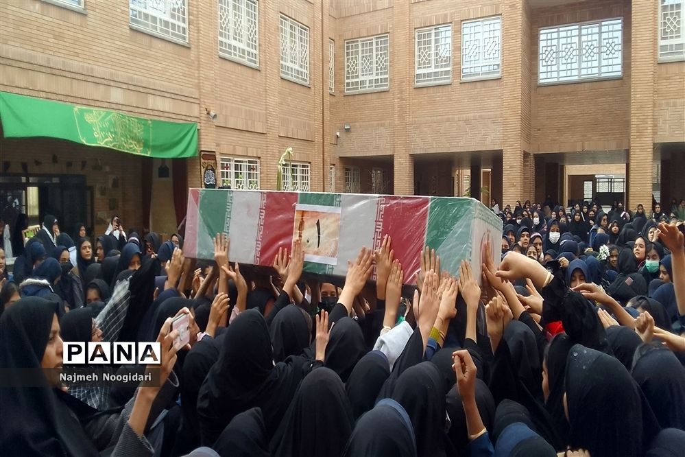 تشییع شهید گمنام توسط دانش‌آموزان دبیرستان قاسم سلیمانی٣