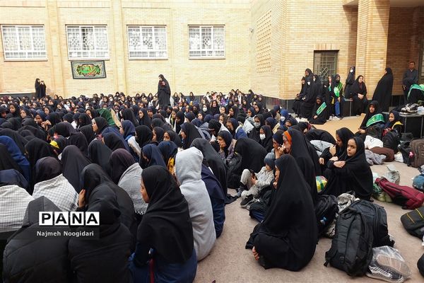 تشییع شهید گمنام توسط دانش‌آموزان دبیرستان قاسم سلیمانی٣