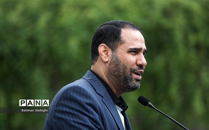 وزیر آموزش و پرورش به قم سفر کرد