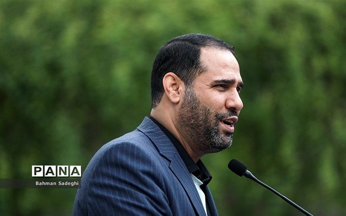 وزیر آموزش و پرورش به قم سفر کرد