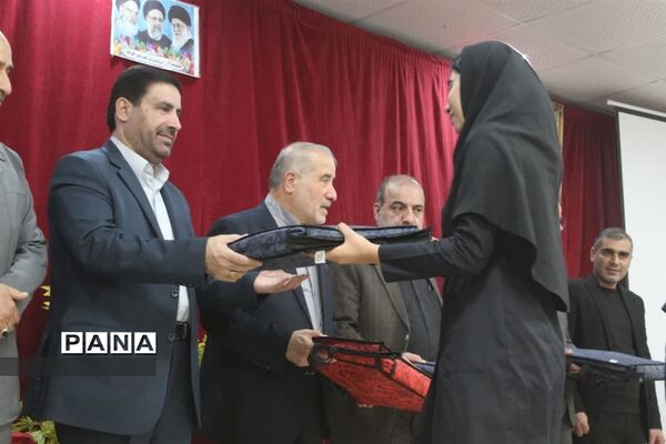 تجلیل از برگزیدگان جشنواره و‌ مسابقات آموزش و پرورش در گلوگاه