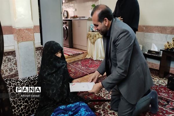 دیدار مسئولان با خانواده شهدای شهرستان‌ قرچک