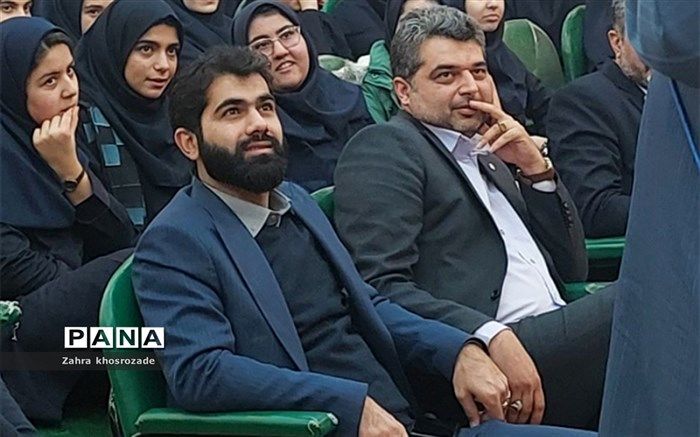 انجام فعالیت‌های تربیتی در پرورش دانش‌آموزان منضبط و توانا نقش مهمی دارد