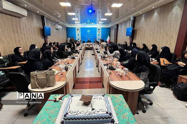 تکریم و تقدیر از دانشجو‌معلمان نو ورود در اداره آموزش و پرورش بهارستان‌دو