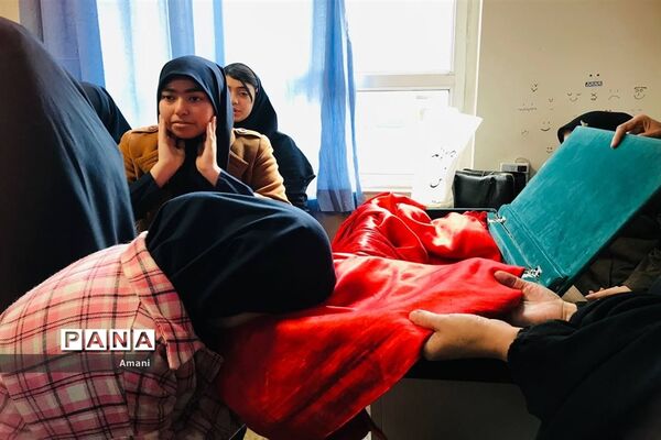 پرچم مطهر بارگاه امام حسین (ع) در دبیرستان شاهد ارض اقدس