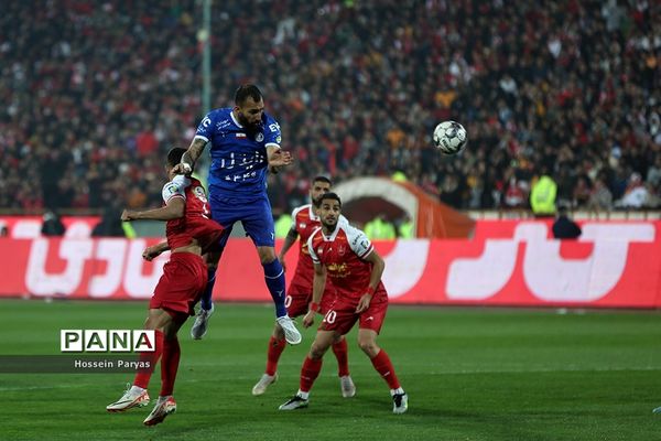 دیدار تیم‌های فوتبال استقلال و پرسپولیس