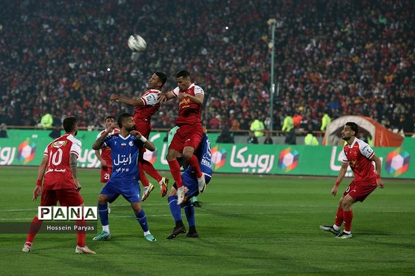 دیدار تیم‌های فوتبال استقلال و پرسپولیس