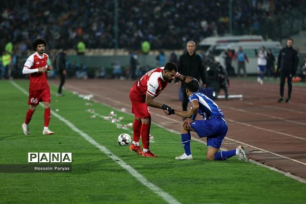 دیدار تیم‌های فوتبال استقلال و پرسپولیس
