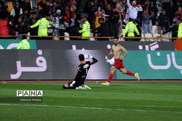 دیدار تیم‌های فوتبال استقلال و پرسپولیس