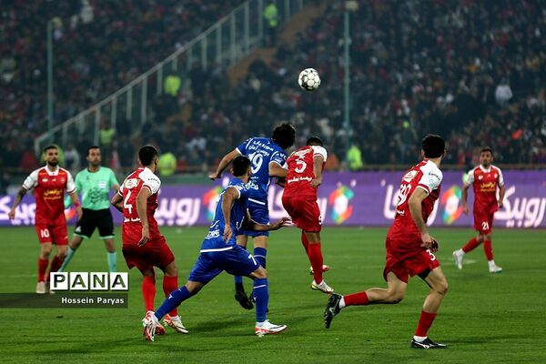 دیدار تیم‌های فوتبال استقلال و پرسپولیس