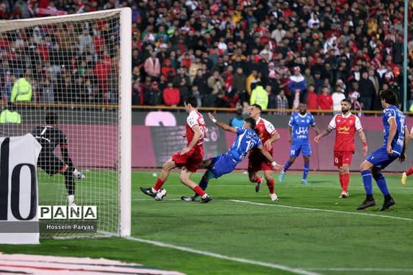 دیدار تیم‌های فوتبال استقلال و پرسپولیس