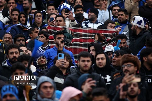 دیدار تیم‌های فوتبال استقلال و پرسپولیس