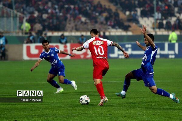 دیدار تیم‌های فوتبال استقلال و پرسپولیس
