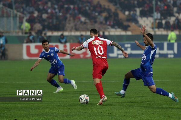 دیدار تیم‌های فوتبال استقلال و پرسپولیس