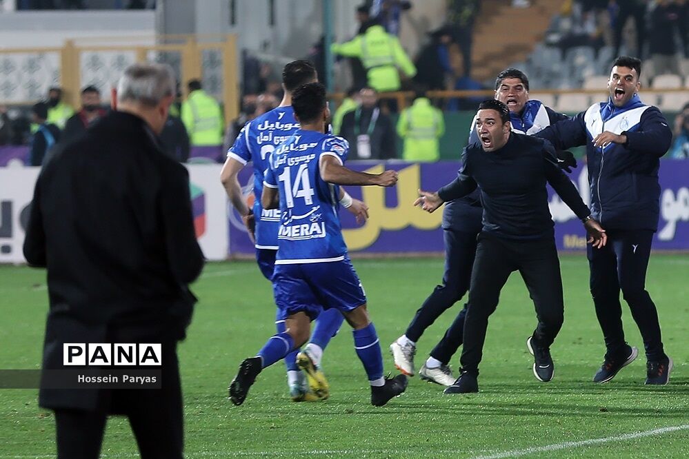 دیدار تیم‌های فوتبال استقلال و پرسپولیس